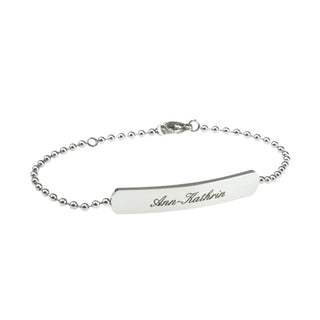 Das Kugelketten-Armband mit Gravur in Silber von Engravy verfügt über eine Perlenkette, eine rechteckige Edelstahlplatte mit der Gravur „Ann-Kathrin“ und wird mit einem Karabinerverschluss gesichert.