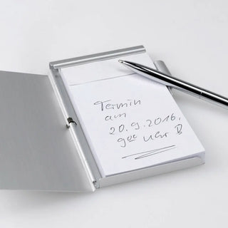 Ein Engravy-Notizblock mit Gravur von Notizblock mit Gravur – Praktisch & elegant mit der Notiz „Termin am 20.9.2016, ggf. Unit B“ und einem silbernen Stift oben in einem eleganten Aluminiumetui.
