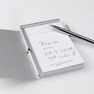 Ein Engravy-Notizblock mit Gravur von Notizblock mit Gravur – Praktisch & elegant mit der Notiz „Termin am 20.9.2016, ggf. Unit B“ und einem silbernen Stift oben in einem eleganten Aluminiumetui.