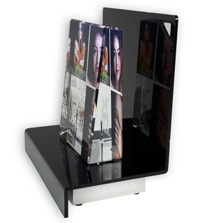 Das personalisierbare Foto in Glas – Hochformat von Engravy sitzt elegant auf einem schwarzen L-förmigen Acrylständer und zeigt Porträtszenen, die durch Reflexionen auf der glänzenden Oberfläche lebendig werden und so die visuelle Attraktivität erhöhen.