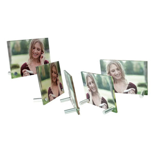 Das personalisierbare Glasbild mit Alufüßen von Engravy fängt einen Moment wunderschön ein: eine lächelnde Frau mit Kopfhörern, die im Park ein Telefon hält. Verschiedene Größen und Winkel dieser Fotoblöcke bringen ihr Bild perfekt auf einer weißen Oberfläche zur Geltung.