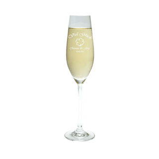 Das personalisierbare Sektglas mit Gravur von Engravy verfügt über einen komplizierten weißen Text und ein florales Design und eignet sich mit personalisierten Namen und Daten perfekt als Geschenk bei Hochzeiten oder anderen Feierlichkeiten.