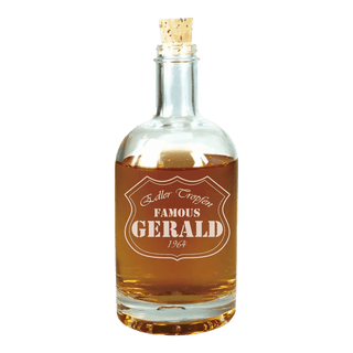 Eine Klarglasflasche, ähnlich der Personalisierten Karaffe mit Gravur – Edles Design von Engravy, ist mit bernsteinfarbener Flüssigkeit gefüllt und mit einem Korken verschlossen. Auf dem Etikett steht „Edler Tropfen Famous Gerald 1964“ in weißer Schrift auf braunem Hintergrund – ein individuelles Geschenk für jeden Liebhaber.