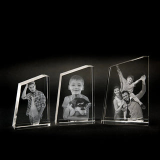 Drei Premium-3D-Glasgravur-Rahmen „The Tower“ von Engravy mit einzigartigen abgewinkelten Kristallglas-Designs zeigen vor schwarzem Hintergrund einen Mann im karierten Hemd, einen Jungen mit einem Hund und eine Familie mit einem Kind auf den Schultern des Vaters.