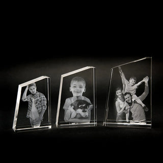Drei Premium-3D-Glasgravur-Rahmen „The Tower“ von Engravy mit einzigartigen abgewinkelten Kristallglas-Designs zeigen vor schwarzem Hintergrund einen Mann im karierten Hemd, einen Jungen mit einem Hund und eine Familie mit einem Kind auf den Schultern des Vaters.