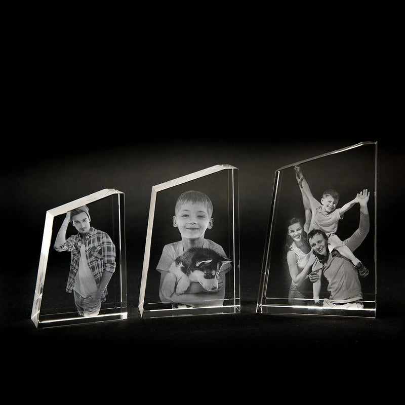 Drei Premium-3D-Glasgravur-Rahmen „The Tower“ von Engravy mit einzigartigen abgewinkelten Kristallglas-Designs zeigen vor schwarzem Hintergrund einen Mann im karierten Hemd, einen Jungen mit einem Hund und eine Familie mit einem Kind auf den Schultern des Vaters.