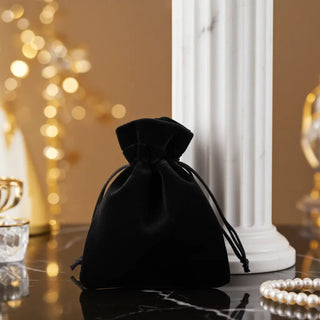 Schwarzer Samtbeutel mit Kordelzug als Premium-Geschenkverpackung für Schmuck und personalisierte Geschenke