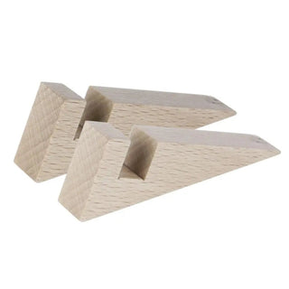 Zwei Holzkeile mit einer rechteckigen Kerbe nahe der Spitze ähneln dem Sockel Holz von Engravy. Sie sind aus hellem Holz gefertigt und parallel angeordnet, um ihr abgewinkeltes Profil und ihre glatte Oberfläche hervorzuheben.