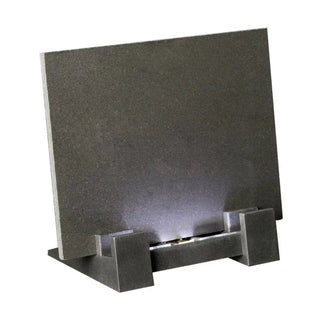 Der Engravy Sockel Kunststoff besteht aus einem quadratischen Brunnen aus schwarzem Schiefer mit eingebautem Licht, das den Sockel beleuchtet und so vor dem weißen Hintergrund einen eleganten Akzent setzt