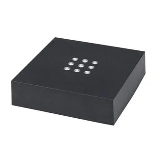 Die Engravy Sockelscheibe selbstehend Batteriefach ist ein elegantes schwarzes elektronisches Gerät, das einer Digitaluhr oder einer Medienbox ähnelt, mit einem 3x3-Raster aus kreisförmigen Löchern und einem zusätzlichen unten auf der Oberseite, ideal zur Aufwertung jedes Leuchtsockel-Displays.