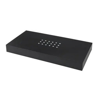 Ein elegantes, schwarzes, rechteckiges Regal mit einer Reihe kleiner, gleichmäßig verteilter runder Löcher wird durch die raffinierte Engravy Sockelscheibe, selbstehend Batteriefach, elegant beleuchtet.