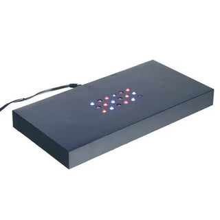 Das rechteckige schwarze Pflanzenlichtpanel mit dem Namen „Sockel Scheibe selbstehend Farbe“ von Engravy verfügt über eine Reihe roter und blauer LED-Leuchten auf seiner Oberfläche und ein praktisches Netzkabel, das aus der linken Seite herausragt.