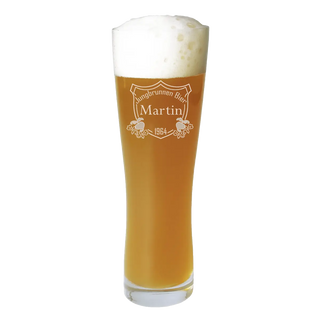 Ein hohes, graviertes Engravy Weizenglas mit der Aufschrift „Jungbrunnen Bier, Martin 1964“ und dekorativem Hopfen, gefüllt mit hellem Bernsteinbier. Dieses personalisierte Geschenk ist ideal für jeden Bierliebhaber und ein wahrer, einzigartiger Schatz.