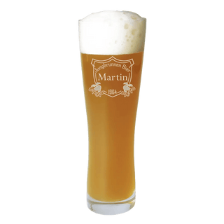 Ein hohes, graviertes Engravy Weizenglas mit der Aufschrift „Jungbrunnen Bier, Martin 1964“ und dekorativem Hopfen, gefüllt mit hellem Bernsteinbier. Dieses personalisierte Geschenk ist ideal für jeden Bierliebhaber und ein wahrer, einzigartiger Schatz.