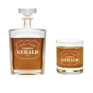 Das Engravy Whisky-Geschenkset mit Gravur besteht aus einer Glaskaraffe und einem Whiskybecher, gefüllt mit bernsteinfarbener Flüssigkeit und elegant arrangiert in einer luxuriösen Geschenkbox. Das Etikett „Famous Gerald 1964“ ziert das Set und macht es zum perfekten Geschenk.